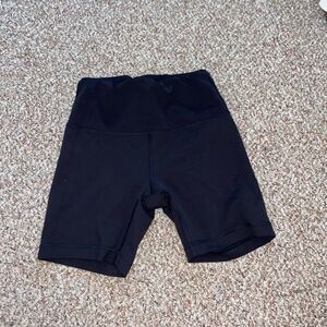 Black lululemon wunder train biker shorts